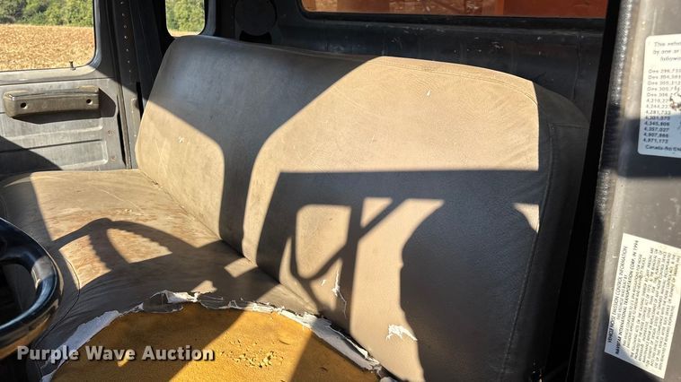 image for item EN5665 1994 International 4700 truck cab and chassis