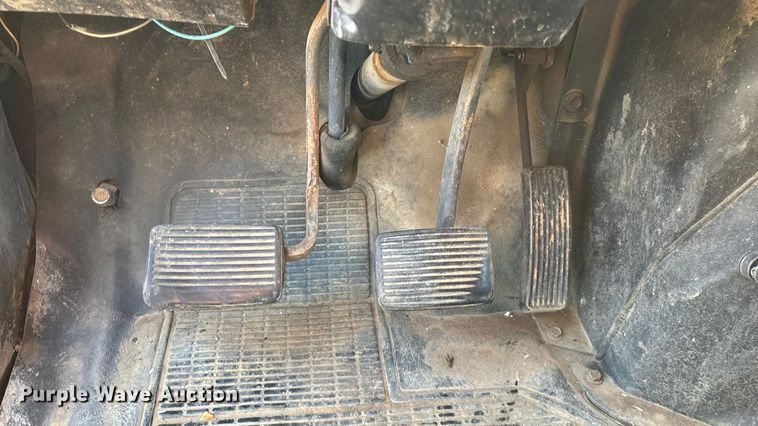 image for item EN5665 1994 International 4700 truck cab and chassis