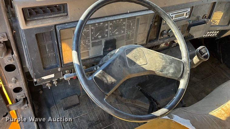 image for item EN5665 1994 International 4700 truck cab and chassis