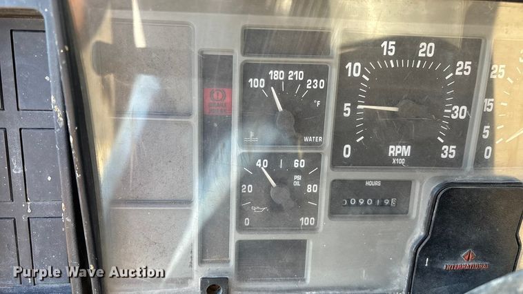 image for item EN5665 1994 International 4700 truck cab and chassis