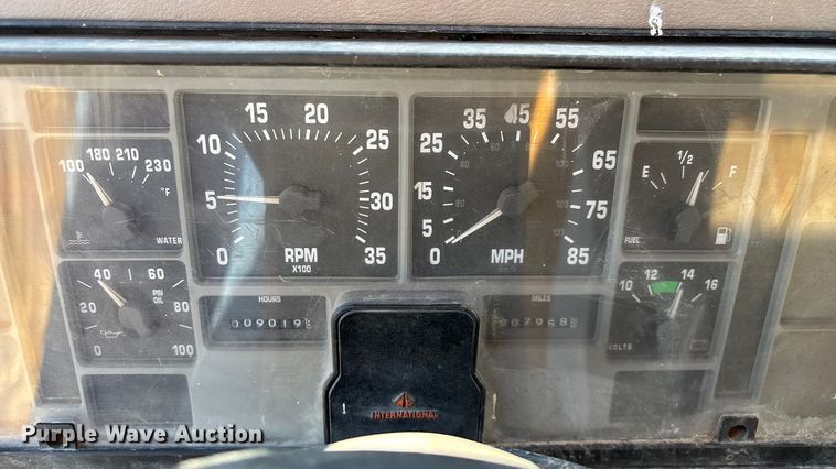 image for item EN5665 1994 International 4700 truck cab and chassis