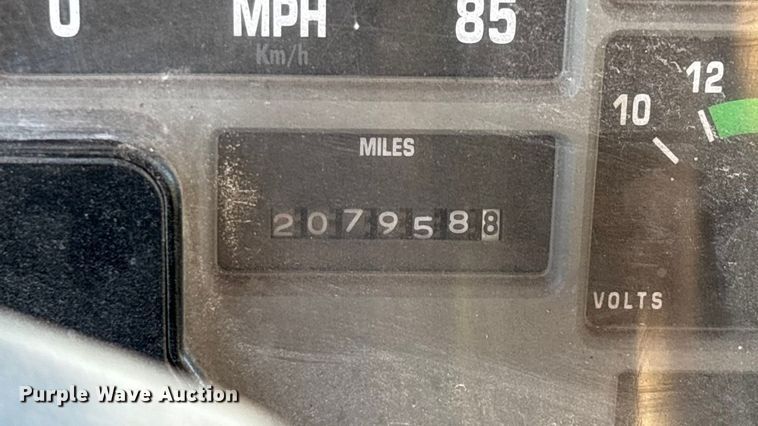 image for item EN5665 1994 International 4700 truck cab and chassis