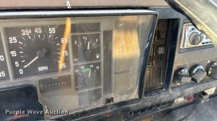 image for item EN5665 1994 International 4700 truck cab and chassis