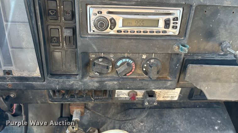 image for item EN5665 1994 International 4700 truck cab and chassis