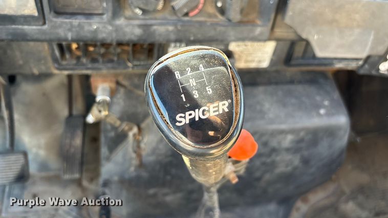 image for item EN5665 1994 International 4700 truck cab and chassis