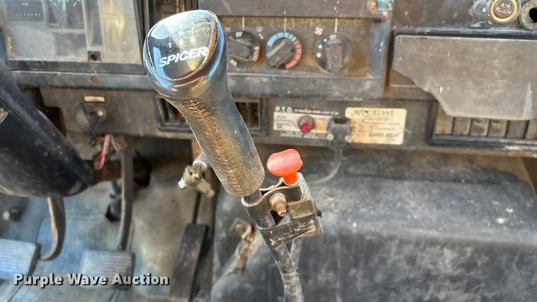 image for item EN5665 1994 International 4700 truck cab and chassis