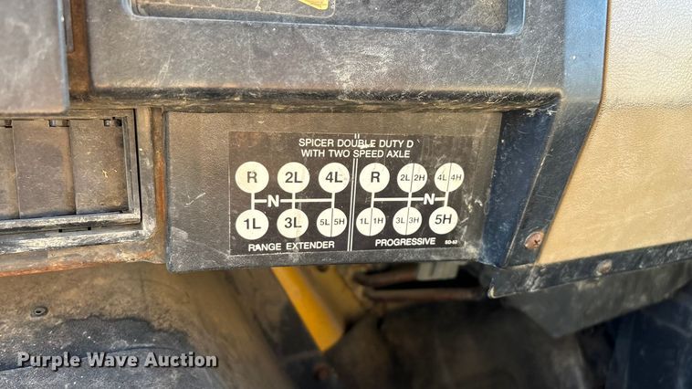 image for item EN5665 1994 International 4700 truck cab and chassis