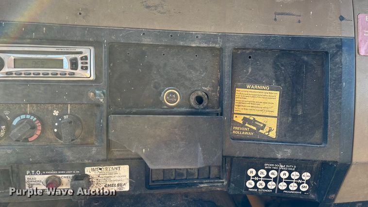 image for item EN5665 1994 International 4700 truck cab and chassis