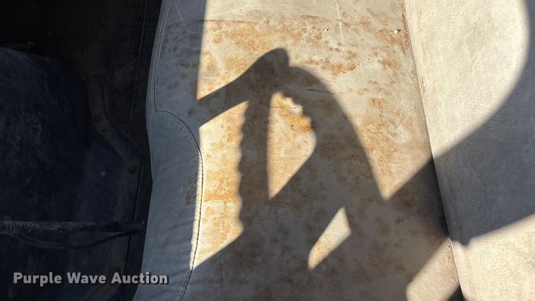 image for item EN5665 1994 International 4700 truck cab and chassis