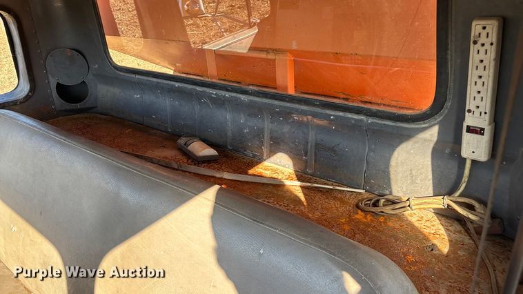 image for item EN5665 1994 International 4700 truck cab and chassis