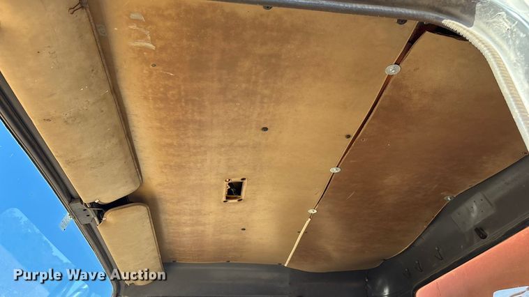 image for item EN5665 1994 International 4700 truck cab and chassis