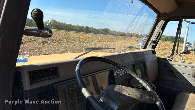 image for item EN5665 1994 International 4700 truck cab and chassis