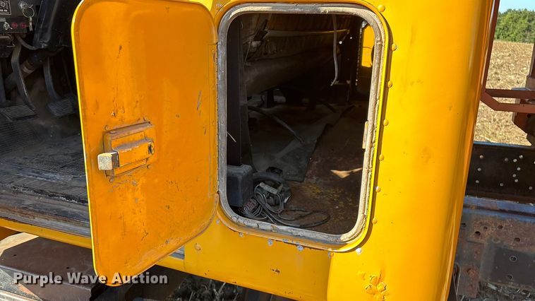 image for item EN5665 1994 International 4700 truck cab and chassis