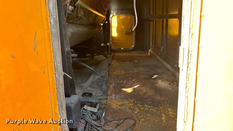 image for item EN5665 1994 International 4700 truck cab and chassis