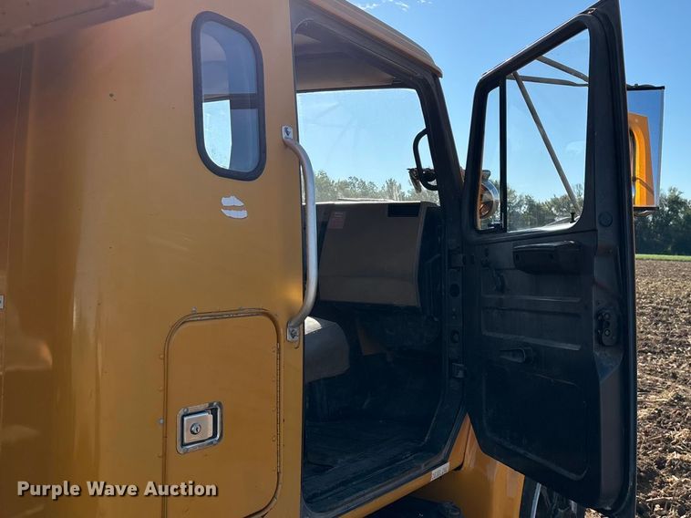 image for item EN5665 1994 International 4700 truck cab and chassis