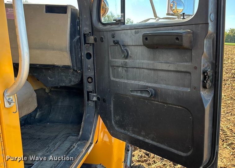 image for item EN5665 1994 International 4700 truck cab and chassis