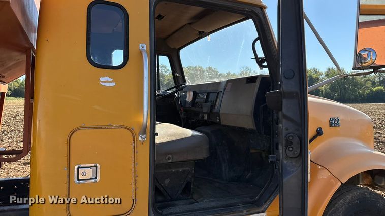 image for item EN5665 1994 International 4700 truck cab and chassis