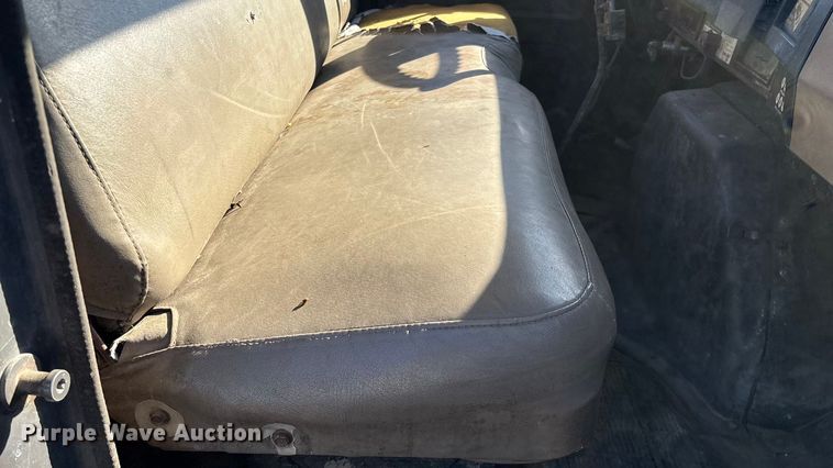 image for item EN5665 1994 International 4700 truck cab and chassis