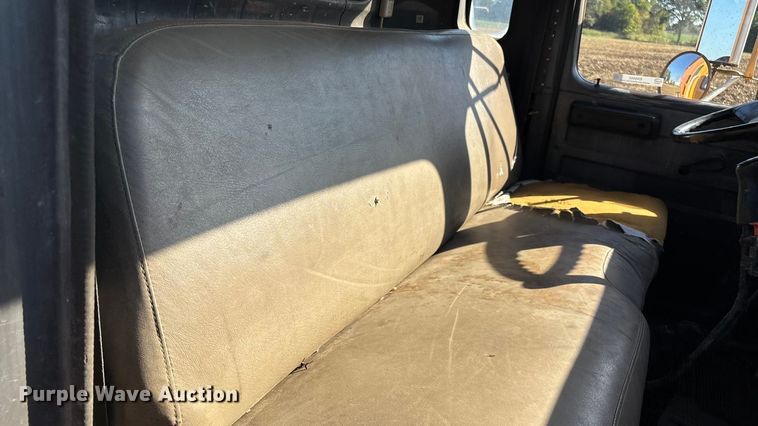 image for item EN5665 1994 International 4700 truck cab and chassis