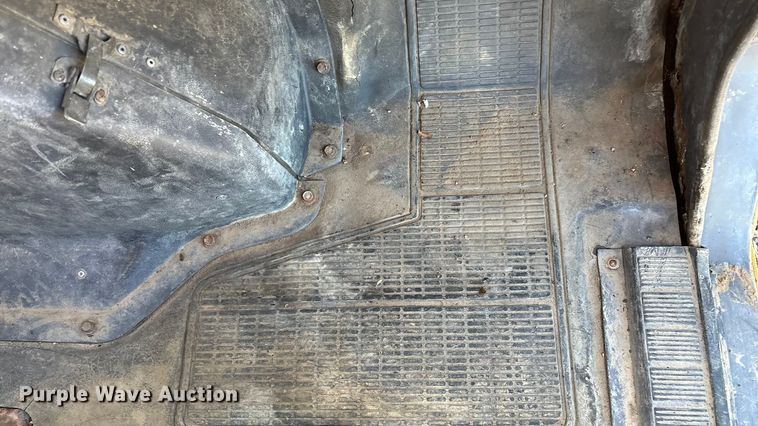 image for item EN5665 1994 International 4700 truck cab and chassis