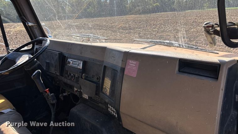 image for item EN5665 1994 International 4700 truck cab and chassis