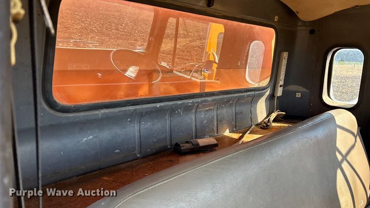 image for item EN5665 1994 International 4700 truck cab and chassis