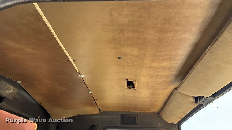 image for item EN5665 1994 International 4700 truck cab and chassis