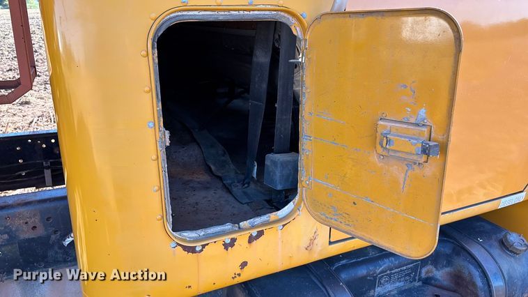 image for item EN5665 1994 International 4700 truck cab and chassis