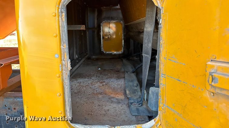 image for item EN5665 1994 International 4700 truck cab and chassis