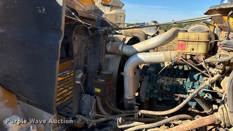 image for item EN5665 1994 International 4700 truck cab and chassis