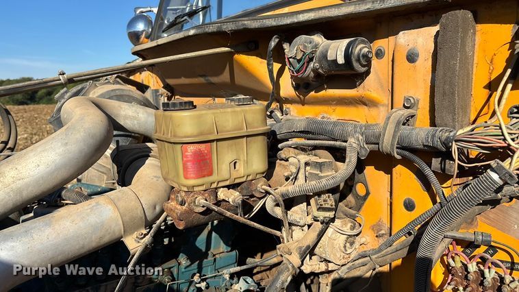 image for item EN5665 1994 International 4700 truck cab and chassis