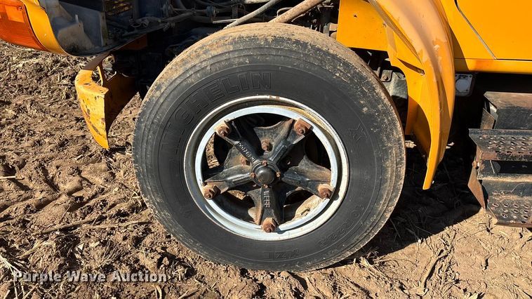 image for item EN5665 1994 International 4700 truck cab and chassis