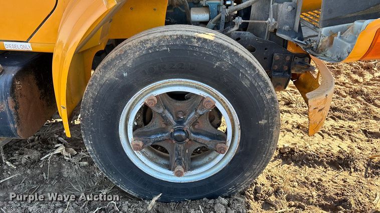 image for item EN5665 1994 International 4700 truck cab and chassis