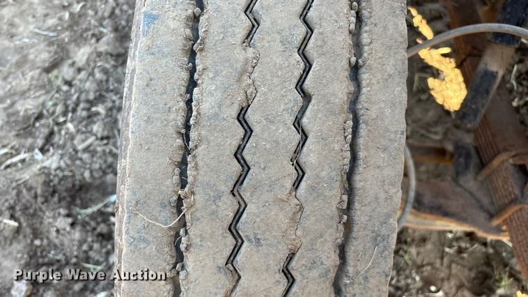 image for item EN5665 1994 International 4700 truck cab and chassis