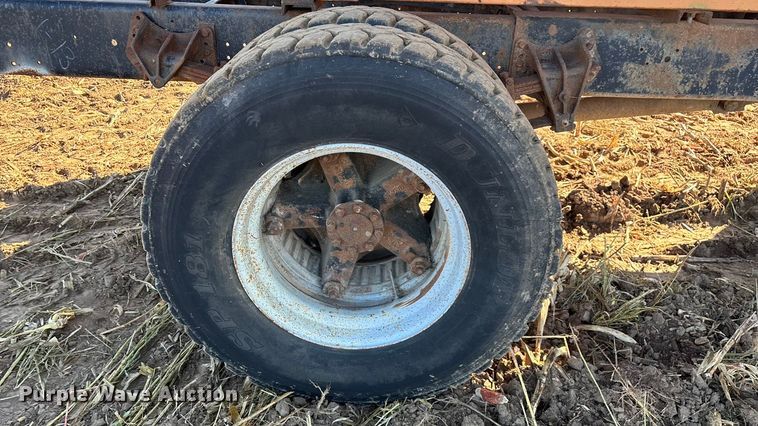 image for item EN5665 1994 International 4700 truck cab and chassis