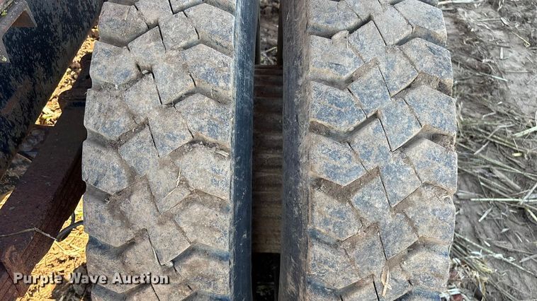 image for item EN5665 1994 International 4700 truck cab and chassis