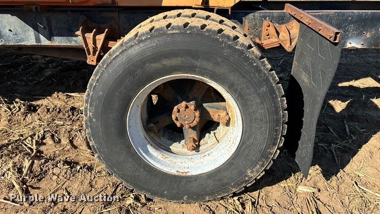 image for item EN5665 1994 International 4700 truck cab and chassis