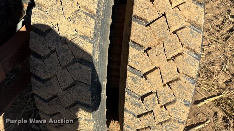 image for item EN5665 1994 International 4700 truck cab and chassis