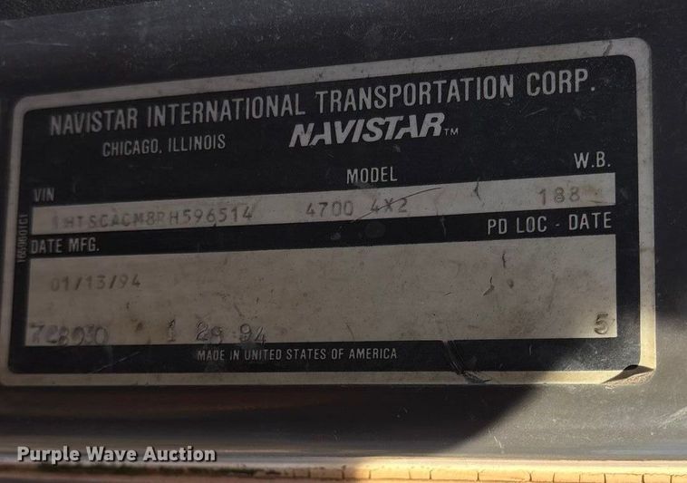 image for item EN5665 1994 International 4700 truck cab and chassis