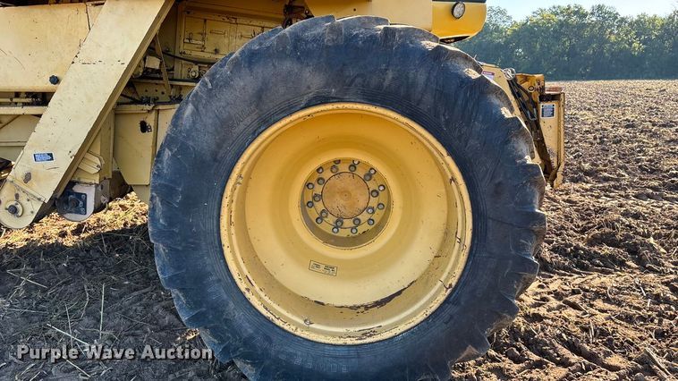 image for item EN5666 1999 New Holland TR 98  combine