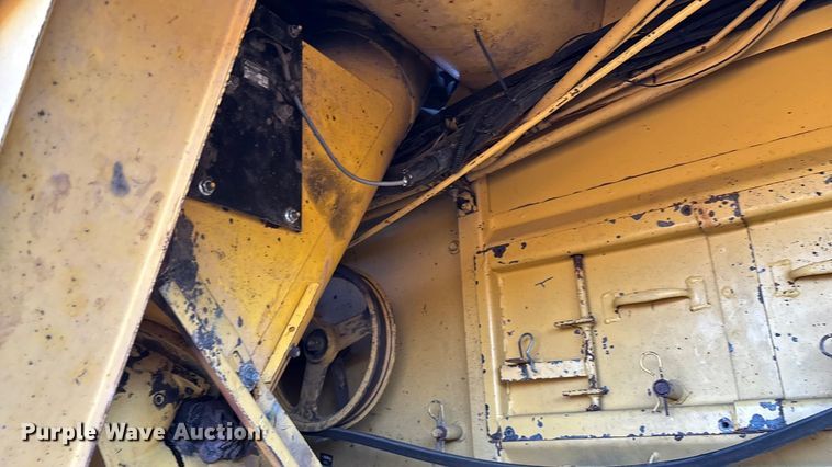 image for item EN5666 1999 New Holland TR 98  combine