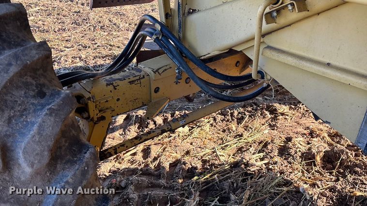 image for item EN5666 1999 New Holland TR 98  combine