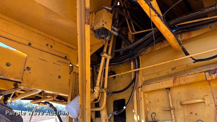 image for item EN5666 1999 New Holland TR 98  combine