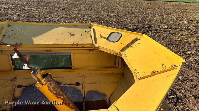 image for item EN5666 1999 New Holland TR 98  combine