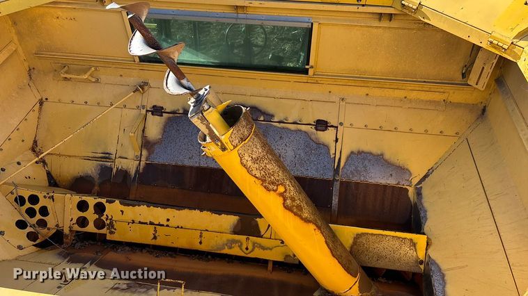 image for item EN5666 1999 New Holland TR 98  combine