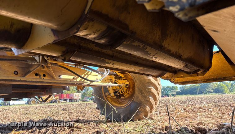 image for item EN5666 1999 New Holland TR 98  combine