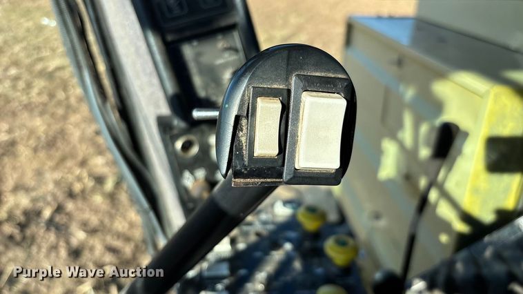 image for item EN5666 1999 New Holland TR 98  combine