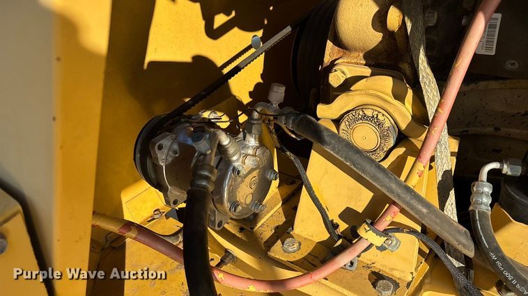 image for item EN5666 1999 New Holland TR 98  combine