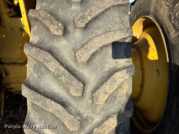 image for item EN5666 1999 New Holland TR 98  combine