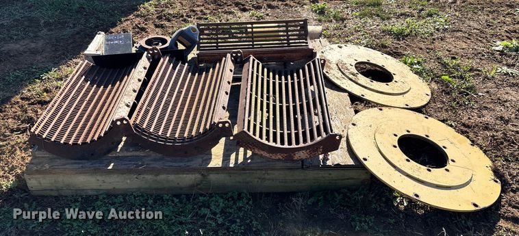 image for item EN5666 1999 New Holland TR 98  combine